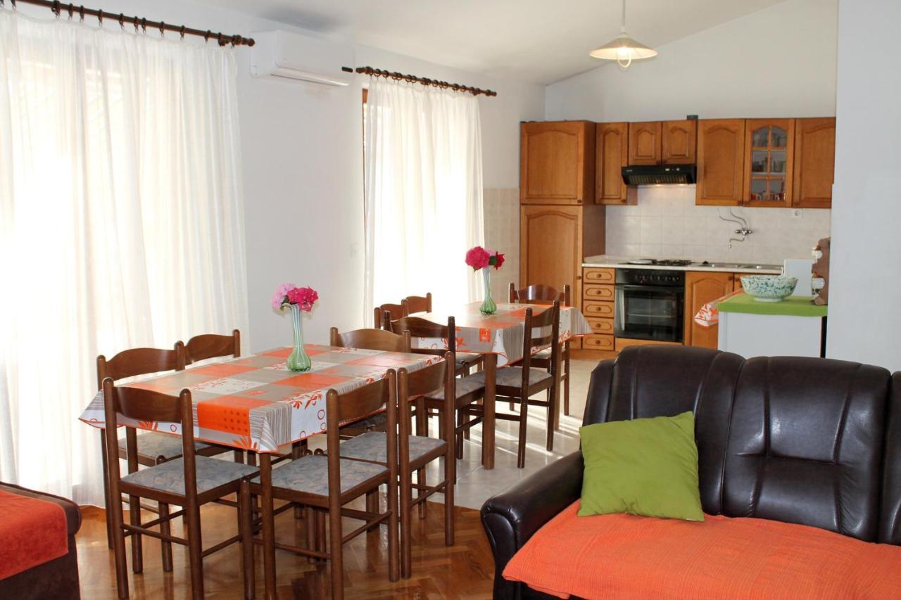 Apartments With A Parking Space Kastel Stafilic, Kastela - 5219 Bagian luar foto
