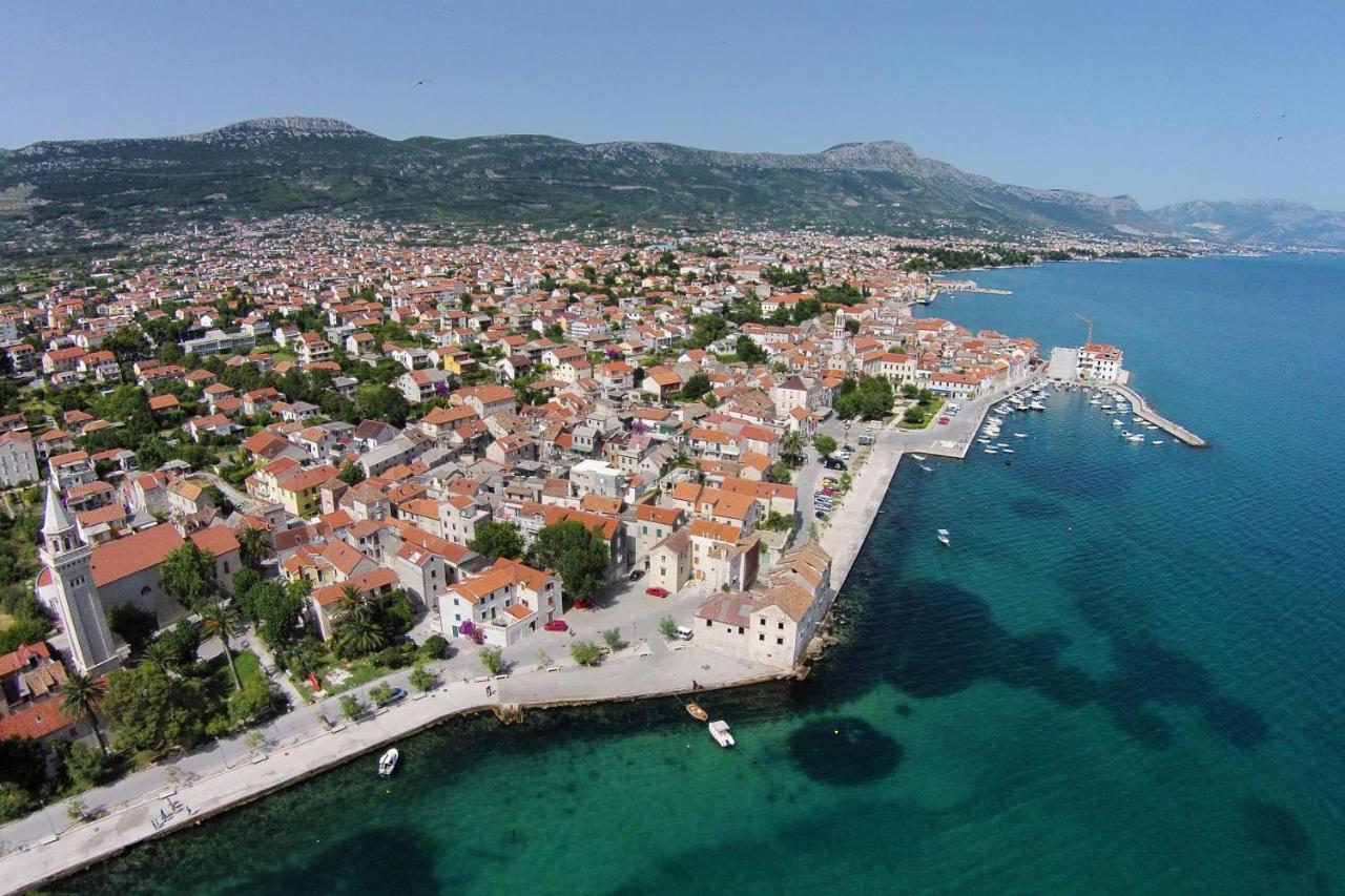Apartments With A Parking Space Kastel Stafilic, Kastela - 5219 Bagian luar foto